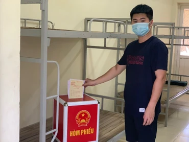 Cử tri bầu cử trong khu cách ly tại Trường đại học TDTT Từ Sơn.