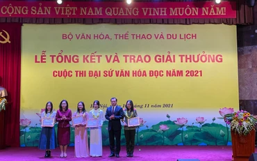 Trao giải Đại sứ văn hóa đọc.