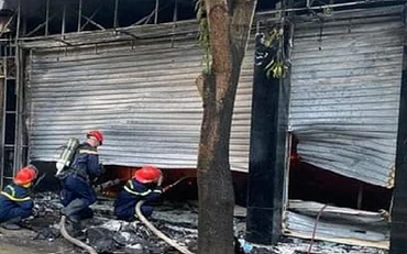 Lực lượng cứu nạn, cứu hộ giải cứu thành công 2 người mắc kẹt trong đám cháy.