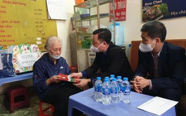 Phó Chủ tịch Ủy ban MTTQ TP Hà Nội Nguyễn Sỹ Trường và lãnh đạo UBND quận Hoàn Kiếm thăm hỏi, động viên gia đình chị Vũ Hồng Trang ở phường Cửa Đông, quận Hoàn Kiếm.