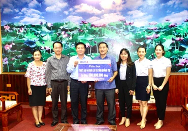 Ông Nguyễn Sỹ Hồng, Giám đốc BIDV Quảng Trị, thay mặt BIDV trao tặng 500 triệu đồng cho nhân dân Quảng trị khắc phục thiệt hại do mưa lụt. 