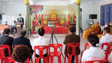 Tổng Lãnh sự Chu Đức Dũng phát biểu tại lễ dâng hương ở chùa Khánh An.