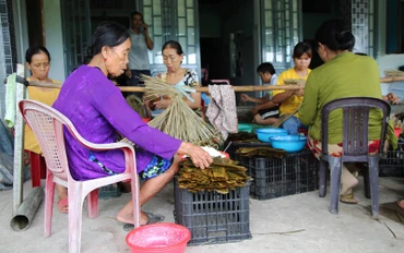 Cả gia đình “chạy đua” cho kịp sản phẩm. 