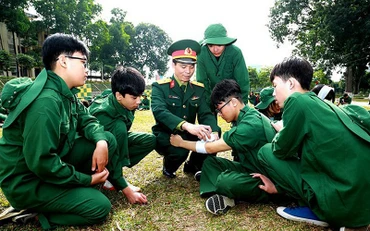 Cán bộ Trường Quân sự Quân khu 2 hướng dẫn học sinh kiến thức về y tế quân sự.