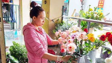 Hoa tươi cho ngày 20-10 vẫn là hình thức quà tặng được nhiều người ưa chuộng.