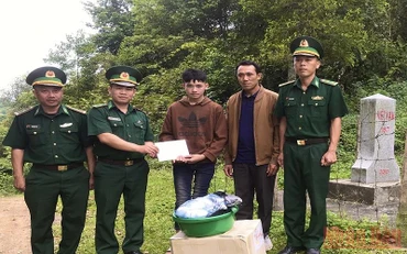 Bộ đội Biên phòng Sơn La tặng quà hỗ trợ em Lường Văn Sặn tại cột Mốc 187.