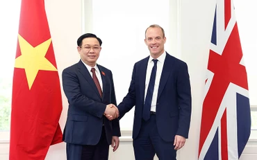 Chủ tịch Quốc hội Vương Đình Huệ và Phó Thủ tướng, Bộ trưởng Tư pháp Anh Dominic Raab. (Ảnh TTXVN)