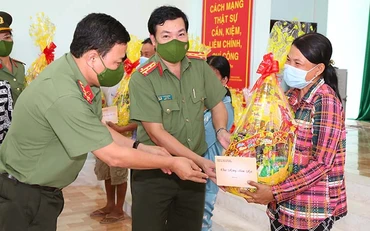 Trao quà cho người dân có hoàn cảnh khó khăn tại huyện Mỹ Tú.