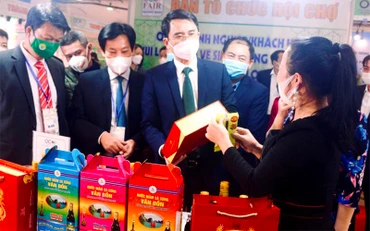 Các đại biểu tham quan các gian hàng tại Hội chợ OCOP Quảng Ninh 2021.