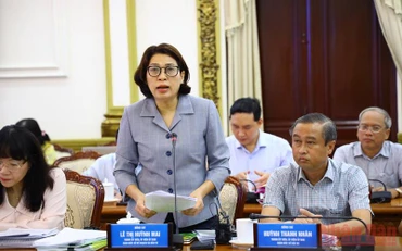 Giám đốc Sở Kế hoạch và Đầu tư Thành phố Hồ Chí Minh báo cáo tình hình kinh tế-xã hội tại hội nghị. 