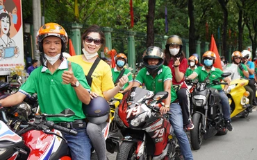 Người dân thích thú khi được trải nghiệm tham quan bằng mô-tô.