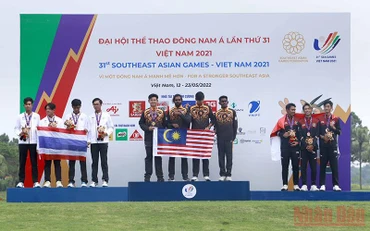 Trao huy chương cho các đội đoạt giải đồng đội nam.