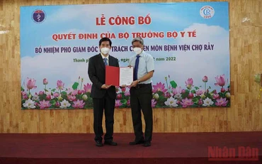 Trao quyết định bổ nhiệm chức vụ Phó Giám đốc phụ trách chuyên môn Bệnh viện Chợ Rẫy cho BS Lâm Việt Trung.