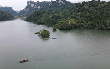 Một góc thắng cảnh du lịch hồ Ba Bể.