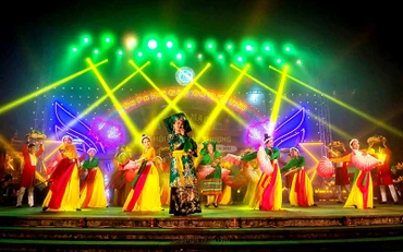 Carnaval đường phố Sa Pa, giàu bản sắc văn hóa bản địa, thu hút du khách trong và ngoài nước. (Ảnh: Báo Lào Cai)