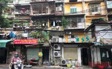 Chung cư nguy hiểm tại địa bàn quận Ba Đình. (Ảnh: Ngọc Anh)