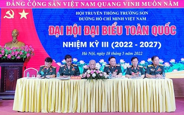 Các đồng chí trong đoàn Chủ tịch điều hành Đại hội. 