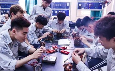 Học sinh Trường cao đẳng Nghề công nghiệp Hà Nội thực hành sửa chữa máy điện (Ảnh chụp trước ngày 27/4/2021).