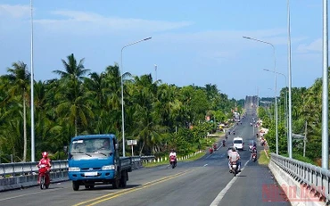 Xây dựng đường giao thông liên vùng, liên tỉnh là một trong những nội dung mà tỉnh Kiên Giang kêu gọi đầu tư. Trong ảnh: Đường về vùng U Minh Thượng (Ảnh: Việt Tiến).