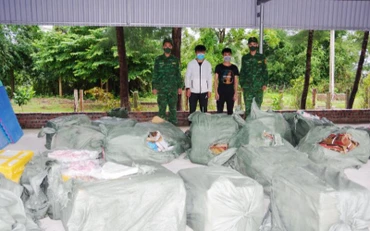 Các đối tượng cùng tang vật tại Đồn Biên phòng Trà Cổ, Quảng Ninh.