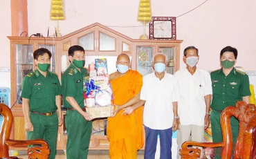 Đại tá Bùi Văn Bình, Phó Chỉ huy trưởng Nghiệp vụ Bộ đội Biên phòng tỉnh Sóc Trăng tặng quà, chúc tết sư sãi, Ban quản trị chùa Soài Côn, phường 2, thị xã Vĩnh Châu. 