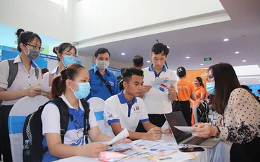 Lao động dự phiên giao dịch việc làm tại TP Hồ Chí Minh tháng 4 năm 2021 (Ảnh: Colab).