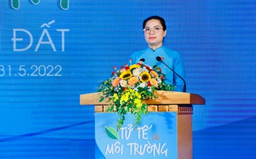 Chủ tịch Hội Liên hiệp Phụ nữ Việt Nam Hà Thị Nga phát biểu ý kiến.