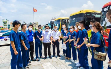 Lãnh đạo tỉnh Bắc Giang chia tay đoàn cán bộ y tế lên đường vào tỉnh Đồng Tháp chi viện chống dịch Covid-19. Ảnh: Đặng Giang