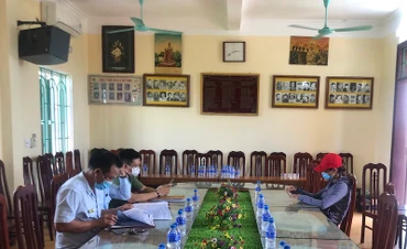 Bà D (bên phải) làm việc với cơ quan chức năng ngày 16/7