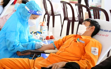 Cán bộ, nhân viên, khách hàng điện ở miền trung tham gia Tuần lễ Hồng EVN lần thứ 7.