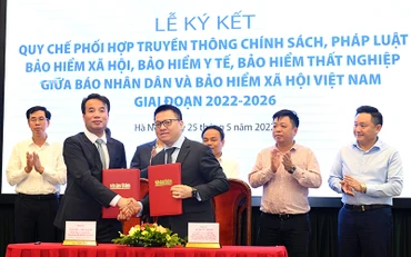 Tổng Biên tập Báo Nhân Dân Lê Quốc Minh và Tổng Giám đốc Bảo hiểm xã hội Việt Nam Nguyễn Thế Mạnh tại Lễ ký kết. (Ảnh: Thành Đạt)