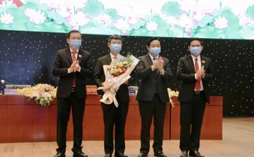 Tân Chủ tịch HĐND tỉnh Bình Dương Phạm Văn Chánh và Chủ tịch UBND tỉnh Bình Dương Võ Văn Minh (thứ nhất và thứ hai từ trái sang).