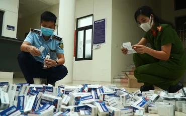 Thuốc điều trị Covid-19 chưa được kiểm định chất lượng bị cơ quan chức năng phát hiện và thu giữ.