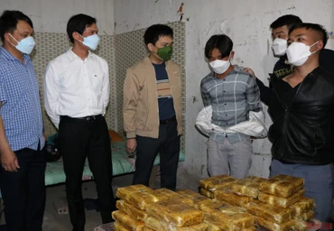 Đại tá Ngô Thanh Bình (thứ 2 từ trái sang), Giám đốc Công an tỉnh Điện Biên trực tiếp chỉ đạo tại hiện trường phá án.
