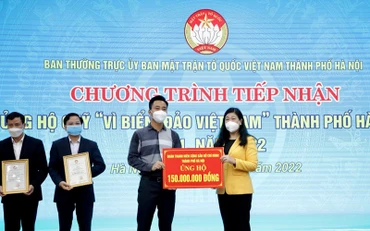 Đại diện Ủy ban Mặt trận Tổ quốc Việt Nam thành phố Hà Nội tiếp nhận ủng hộ từ Đoàn thanh niên.