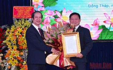 Bộ trưởng Nguyễn Kim Sơn trao Quyết định và tặng hoa chúc mừng tân Hiệu trưởng Trường Đại học Đồng Tháp Hồ Văn Thống.