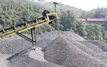 Sản xuất, chế biến than chất lượng cao tại Công ty Than Nam Mẫu. Ảnh: TKV