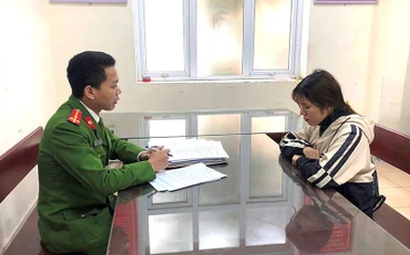 Công an thị xã Kỳ Anh (Hà Tĩnh) ra quyết định khởi tố vụ án, khởi tố bị can đối với Lê Thị Bích Ngọc về tội lừa đảo chiếm đoạt tài sản bằng hình thức xin việc. Ảnh: QUÝ NGÀ