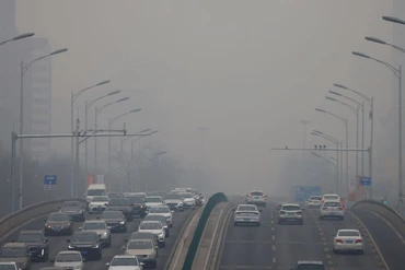 Đường phố ở Bắc Kinh, Trung Quốc bị ô nhiễm không khí ngày 13-2. Ảnh: Reuters.