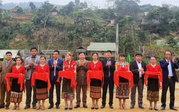 Các đại biểu cắt băng khánh thành cầu. 