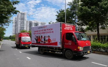 Xe tải vận chuyển giường đến các bệnh viện dã chiến điều trị bệnh nhân Covid-19. (Ảnh: Tập đoàn Central Retail cung cấp)