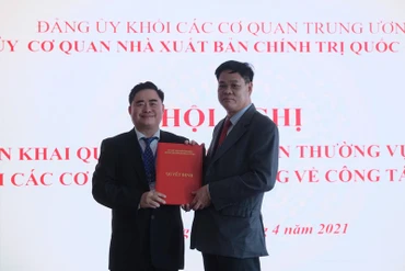 Đồng chí Huỳnh Tấn Việt (bên phải) trao Quyết định chuẩn y Bí thư Đảng ủy cơ quan NXB Chính trị quốc gia Sự thật cho đồng chí Phạm Minh Tuấn, Giám đốc, Tổng Biên tập NXB.