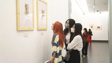 Nhiều bạn trẻ đến với triển lãm trong ngày khai mạc.