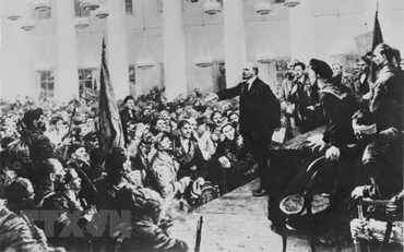 Đêm 7/11/1917, Đại hội các Xô-viết được triệu tập, thành lập Chính quyền Xô-viết do V.I.Lenin đứng đầu. (Ảnh: Tư liệu TTXVN).