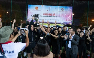 FC Anh em nâng cao cúp vô địch. (Ảnh: THANH THỂ)