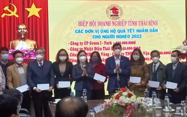 Hiệp hội Doanh nghiệp tỉnh Thái Bình trao hơn 1.000 suất quà Tết, tổng giá trị gần 500 triệu đồng cho 17 đơn vị trên địa bàn.
