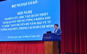 Thứ trưởng Ngoại giao Phạm Quang Hiệu phát biểu khai mạc Hội nghị "Nghiên cứu, học tập, quán triệt Nghị quyết Hội nghị Trung ương 4 khóa XIII và học tập Chuyên đề năm 2022 về tư tưởng, đạo đức, phong cách Hồ Chí Minh năm 2022". (Ảnh: Báo Thế giới và Việt Nam)