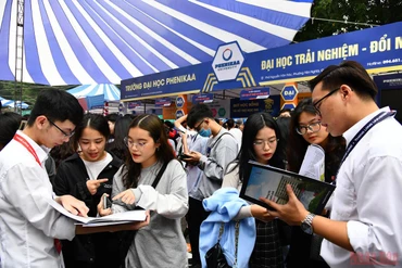 Tư vấn tuyển sinh tại ngày hội Tư vấn tuyển sinh, hướng nghiệp năm 2021 được tổ chức tại trường Đại học Bách Khoa. (Ảnh: Duy Linh)