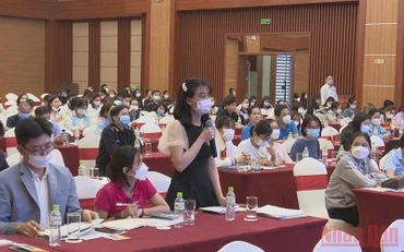 Đại diện các doanh nghiệp trao đổi, đối thoại với Cục Hải quan Hà Nam Ninh.