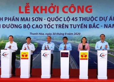 Thủ thướng Chính phủ Nguyễn Xuân Phúc cùng các đại biểu phát lệnh triển khai thực hiện dự án. 